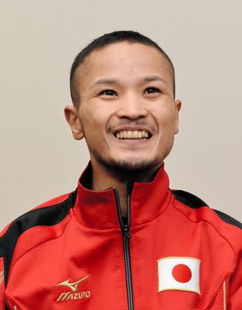 予備検診を終えて笑顔を見せるＩＢＦ世界ミニマム級タイトルマッチの挑戦者・原隆二