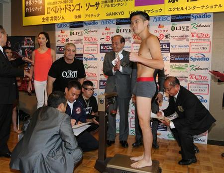 計量をパスしファイティングポーズの井岡一翔（右）（撮影・山口登）