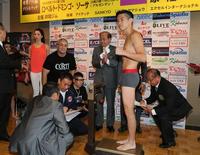 計量をパスしファイティングポーズの井岡一翔（右）（撮影・山口登）