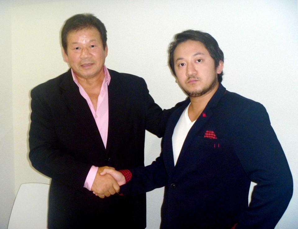 　腰の手術を明かした藤波辰爾（左）と代役を務める長男のＬＥＯＮＡ