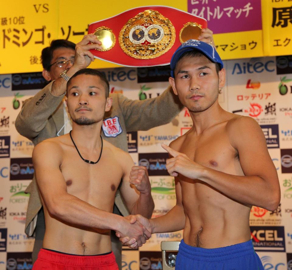 計量を終えファイティングポーズを取る原隆二（左）と高山勝成＝大阪市内のホテル