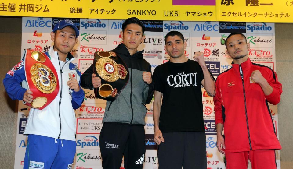 調印式を終えファイティングポーズで写真に収まる（左から）高山勝成、井岡一翔、ロベルト・ドミンゴ・ソーサ、原隆二＝大阪市内のホテル