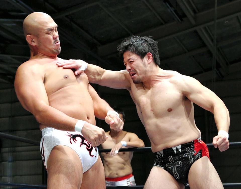 　秋山準（左）に惜別のチョップを見舞う潮崎豪