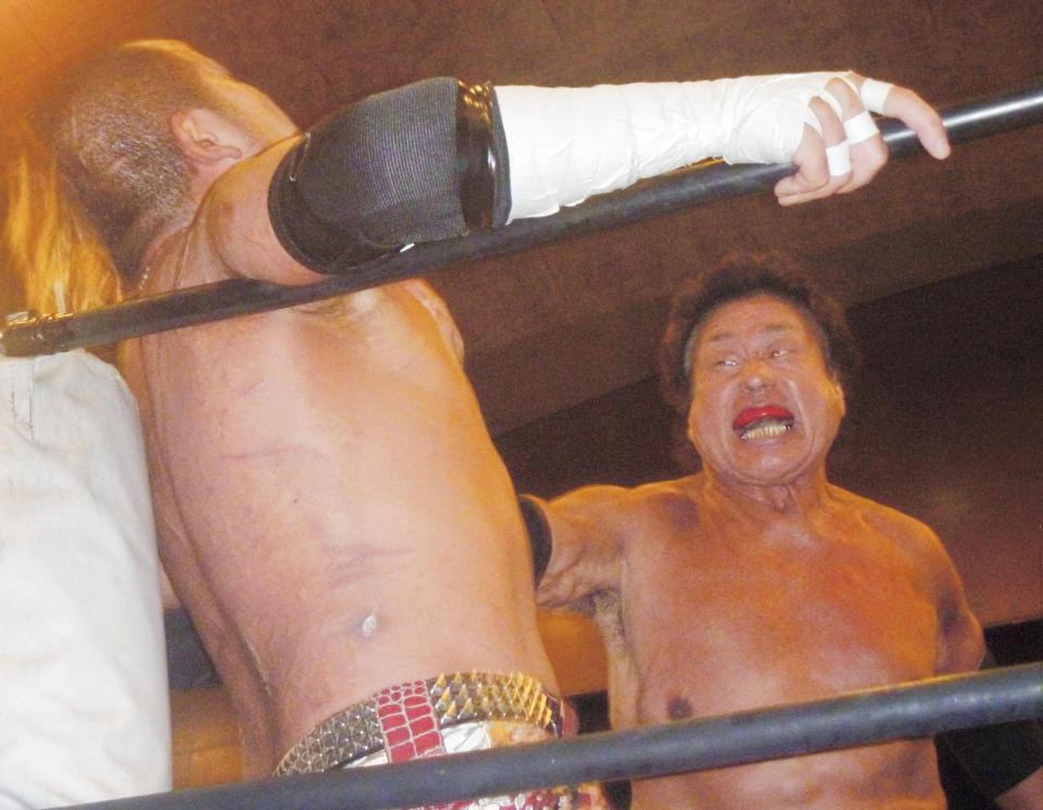 葛西純（左）にチョップを打ち込む天龍源一郎