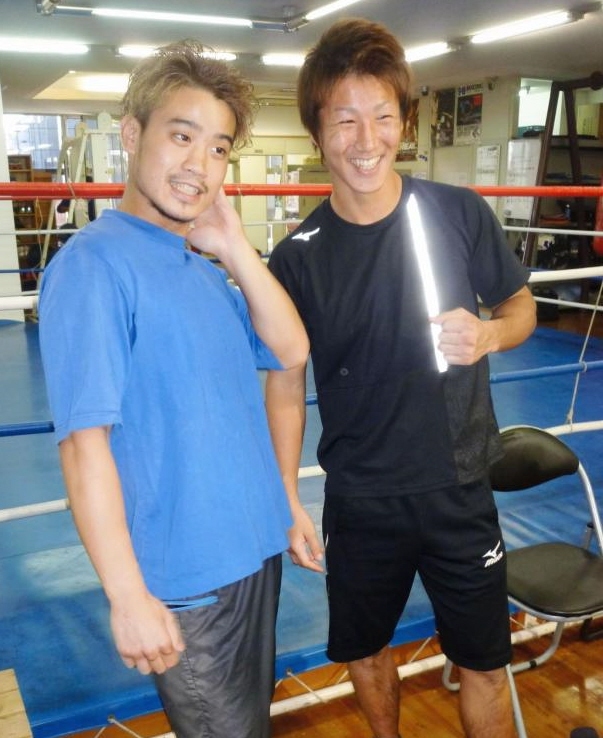 会見した辰吉寿以輝（左）と中沢奨