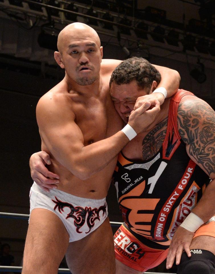 　曙（右）を絞め上げる秋山＝後楽園ホール