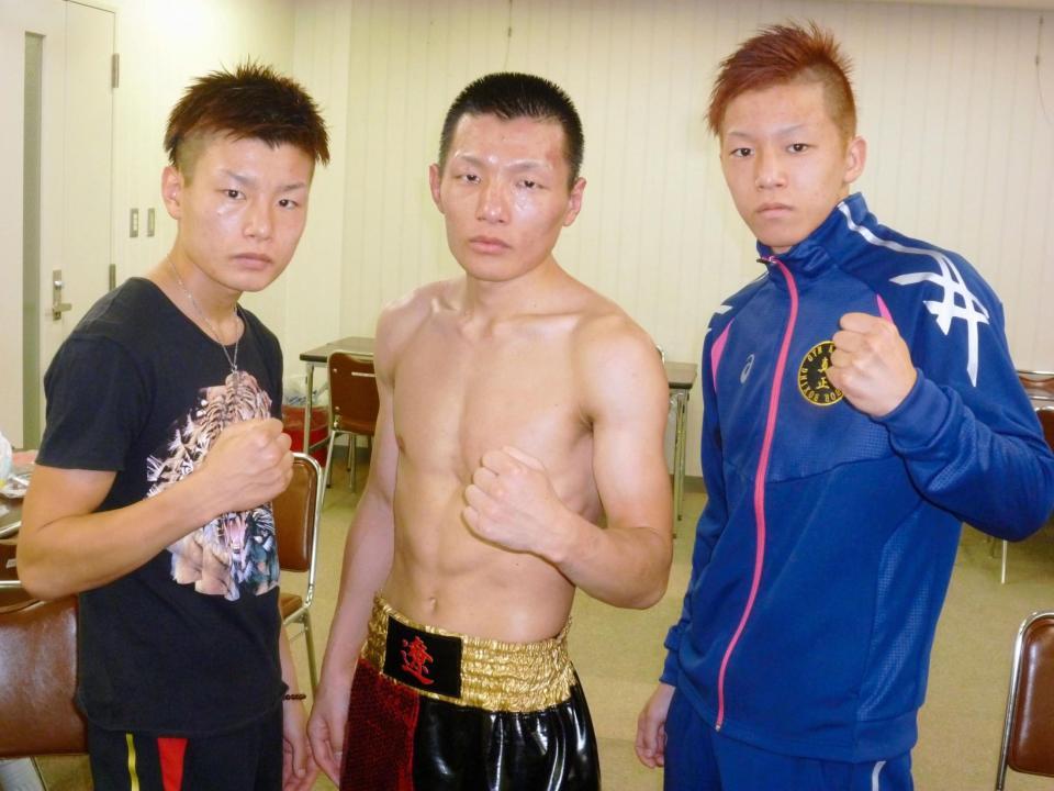 ３人そろって勝利した小坂兄弟。（左から）二男・駿、長男・遼、三男・烈