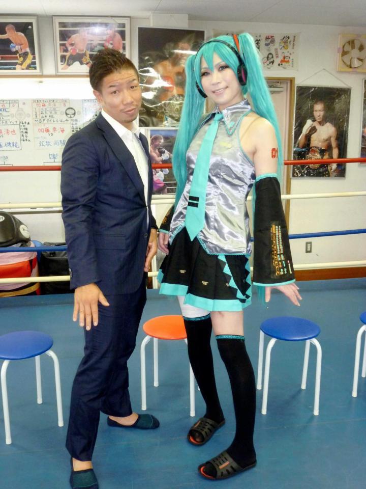 　細川貴之（左）と初音ミクのコスプレをする麻倉ケイト