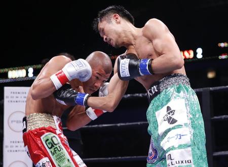 　亀田興毅（左）を攻める河野公平＝シカゴ（ＡＰ＝共同）