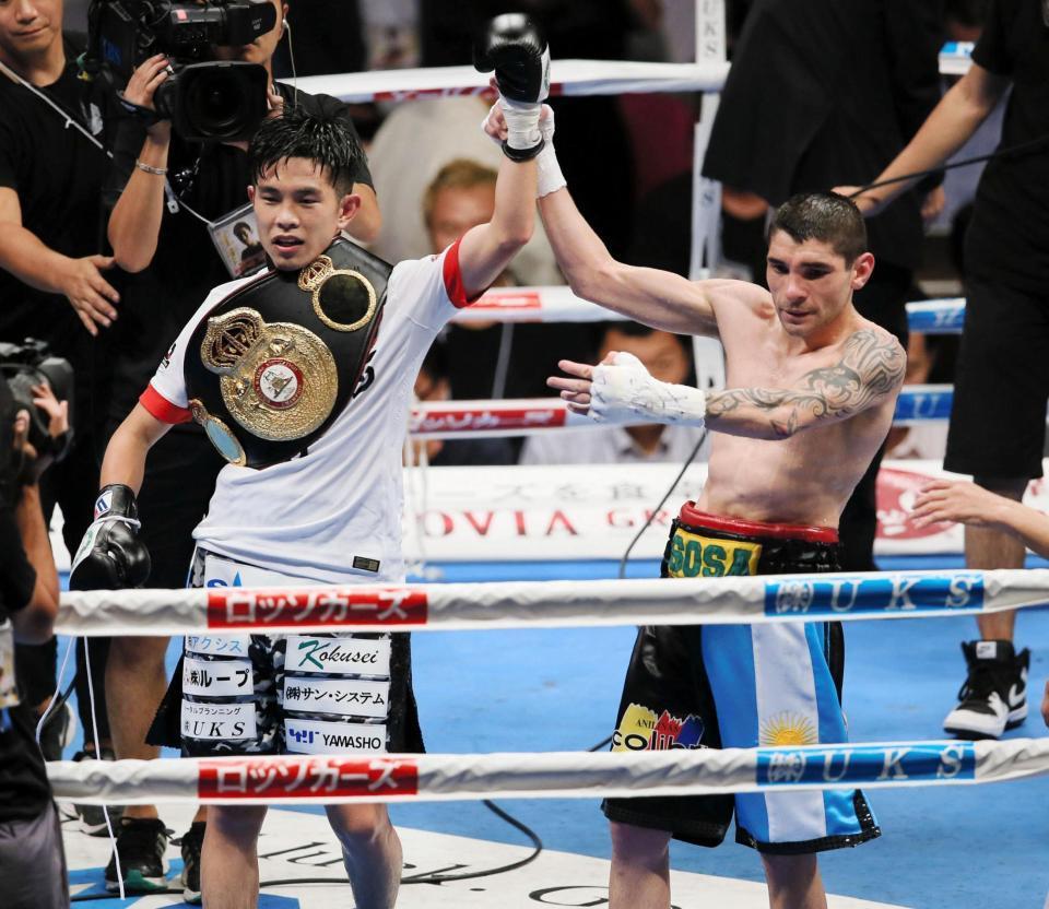 　大差判定勝ちの王者井岡一翔（左）と挑戦者のソーサ＝９月２７日、エディオンアリーナ大阪