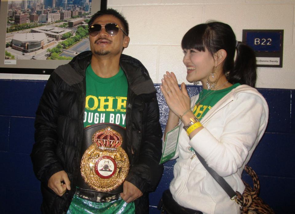 芽衣夫人（右）と勝利の喜びを分かち合う河野＝シカゴ（撮影・小林信行）