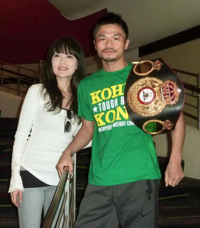 　ＷＢＡスーパーフライ級で２度目の防衛に成功した河野公平。左は芽衣夫人＝17日、シカゴ（共同）