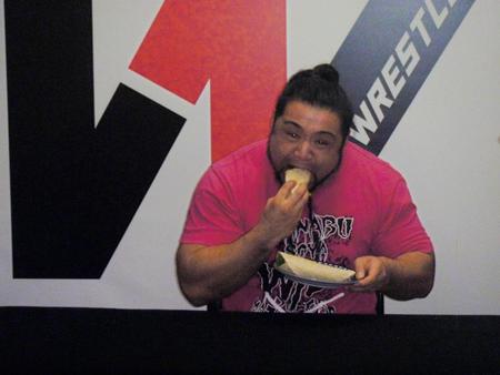 巨漢の浜亮太との防衛戦へ向け、パワーアップを試みたＷ-１王者・征矢学は、１品目にパクチー入りタコスをクリア