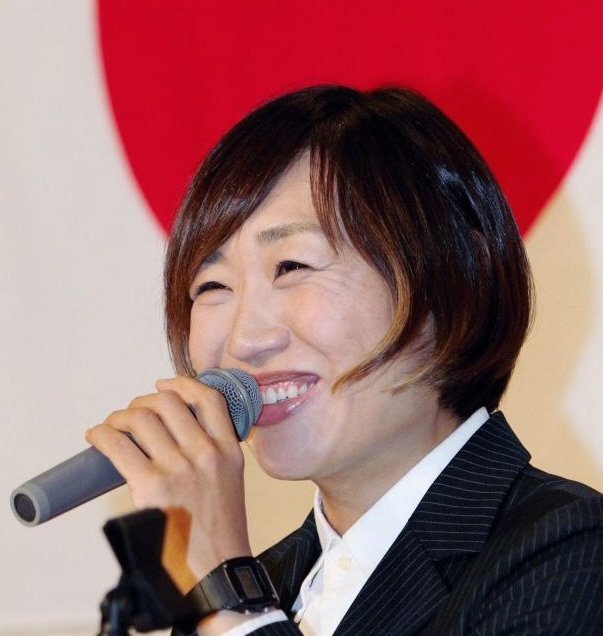 熱愛報道の質問に照れながら答える山崎静代＝大阪市内のホテル（撮影・保田叔久）