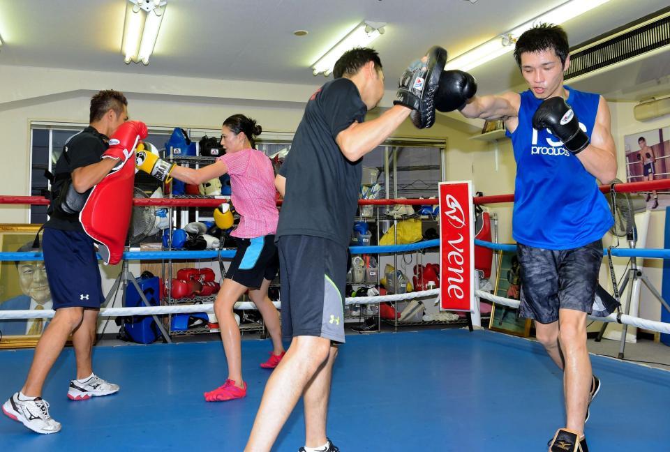 ミット打ちを行う天笠尚（右端）と高野人母美（左から２人目）＝撮影・吉澤敬太