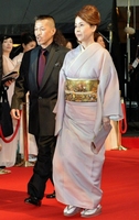 夫婦げんかしながら「ジョーのあした」で東京国際映画祭レッドカーペットを歩く辰吉丈一郎とるみ夫人＝（2015年10月22日）