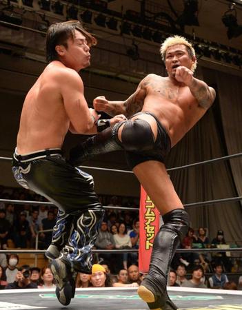 　ＨＡＲＡＳＨＩＭＡ（左）にキックを見舞う坂口