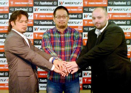 　「Ｗｒｅｓｔｌｉｎｇ　Ｃａｍｐ」の始動を発表したＷＲＥＳＴＬＥ-１の高木三四郎ＣＥＯ（中央。左はカズ・ハヤシヘッドコーチ、右はアメリカン・バルーンマネジャー）