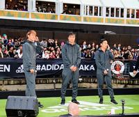 アディダス新店舗オープニングイベントで船の上でトークセッションを行う（左から）宇佐美貴史、今野泰幸、井岡一翔＝大阪市中央区（撮影・持木克友）