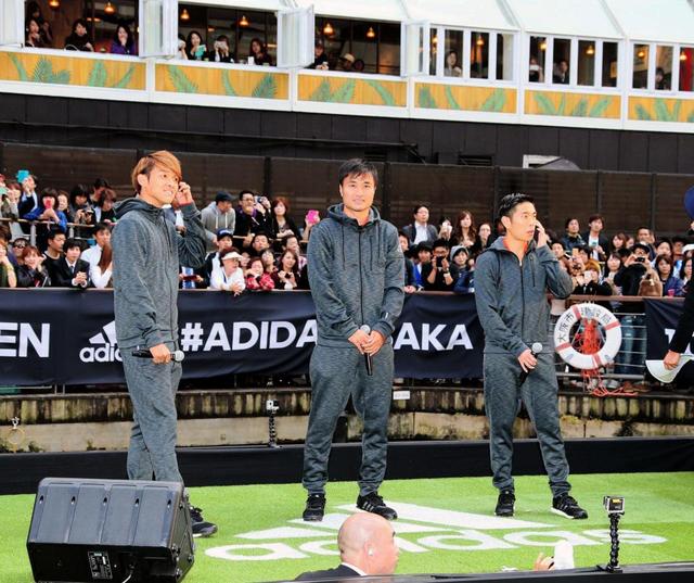 井岡一翔、船で道頓堀に登場し騒然