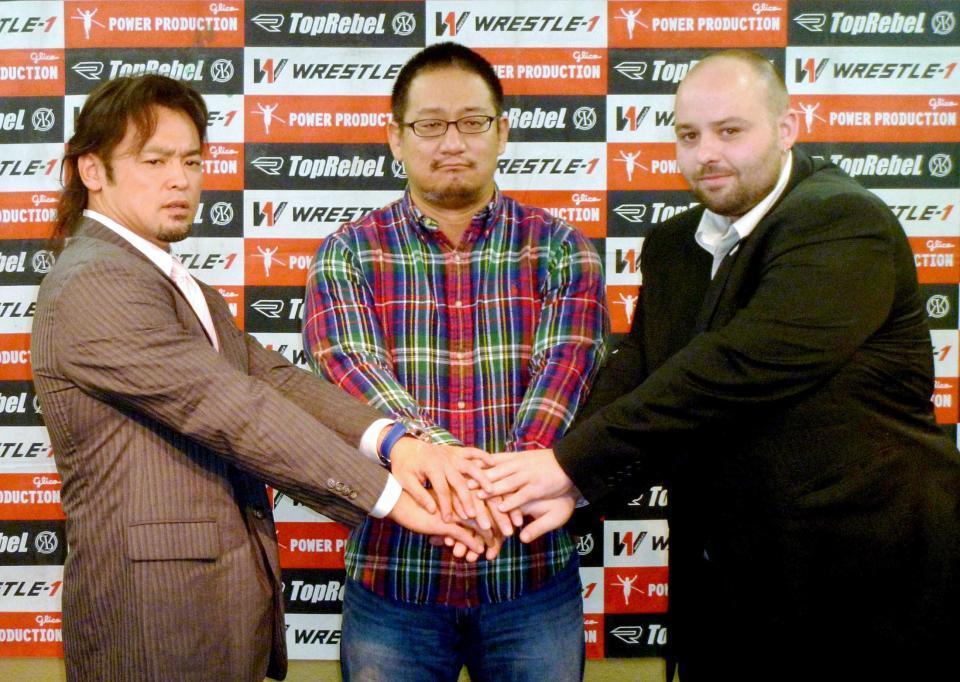 　「Ｗｒｅｓｔｌｉｎｇ　Ｃａｍｐ」の始動を発表したＷＲＥＳＴＬＥ-１の高木三四郎ＣＥＯ（中央。左はカズ・ハヤシヘッドコーチ、右はアメリカン・バルーンマネジャー）