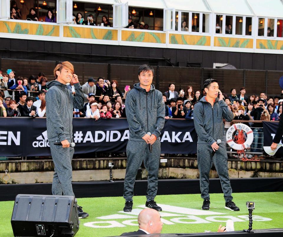 アディダス新店舗オープニングイベントで船の上でトークセッションを行う（左から）宇佐美貴史、今野泰幸、井岡一翔＝大阪市中央区（撮影・持木克友）