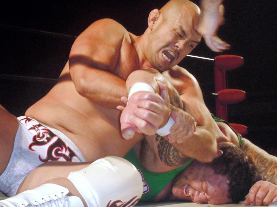 曙（下）の右腕を攻める秋山