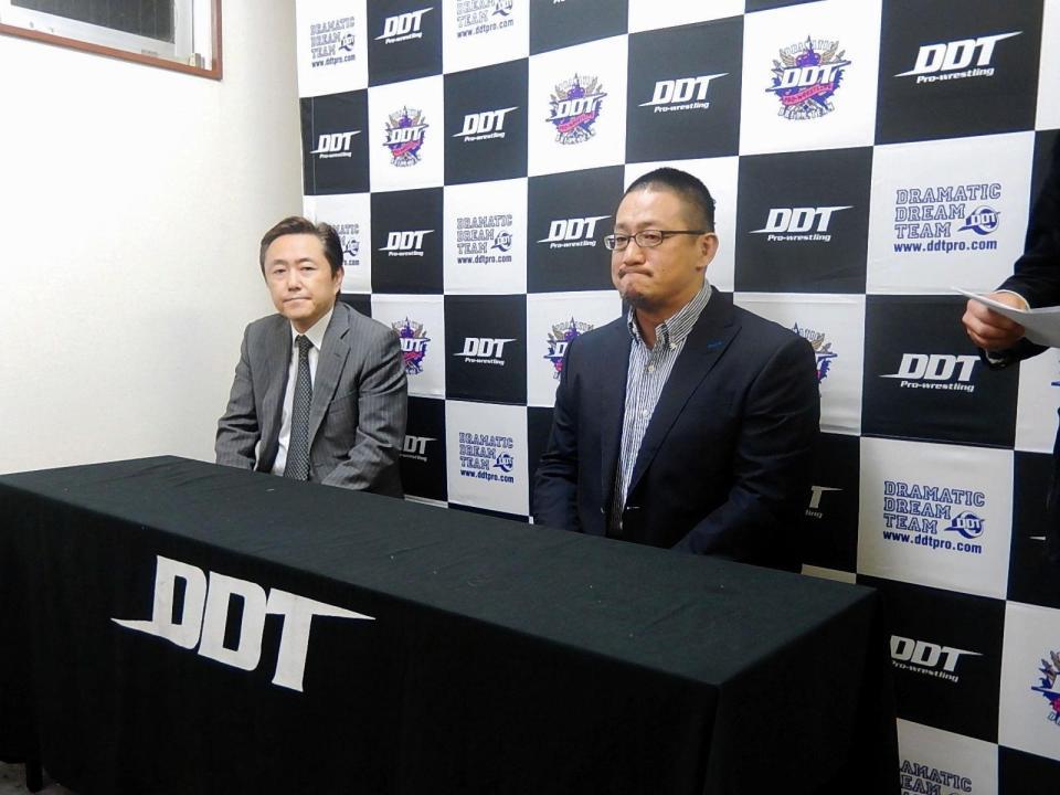 飯伏幸太の長期欠場を発表したＤＤＴ高木社長（右）と菅林新日本会長