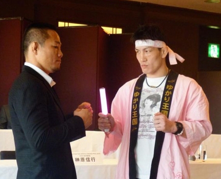 「ＲＩＺＩＮ」で対戦する高谷裕之（左）とＤＪ．ｔａｉｋｉ