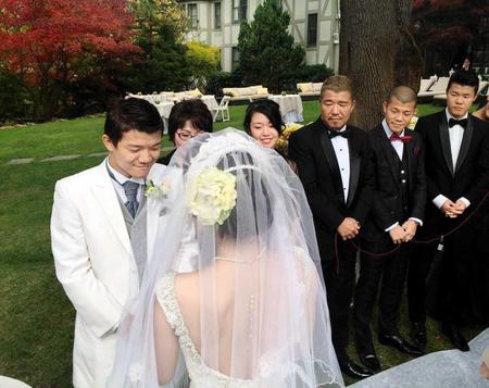 　ニューヨークで挙式した亀田大毅（左）　（Ｃ）亀田プロモーション