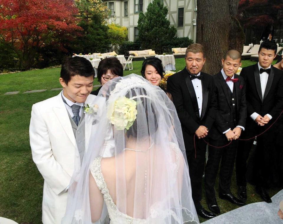 　ニューヨークで挙式した亀田大毅（左）　（Ｃ）亀田プロモーション