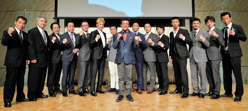 具志堅氏（中央）の殿堂入りパーティーには１４人の新旧世界王者が集結した＝１０月２９日（撮影・佐々木彰尚）