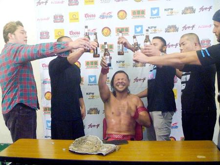 カール・アンダーソンの挑戦を退けたＩＷＧＰインターコンチネンタル王者・中邑真輔（中央）はＣＨＡＯＳの矢野通（左端）らとともに祝杯をあげた