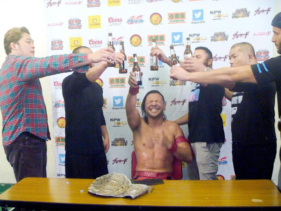 カール・アンダーソンの挑戦を退けたＩＷＧＰインターコンチネンタル王者・中邑真輔（中央）はＣＨＡＯＳの矢野通（左端）らとともに祝杯をあげた