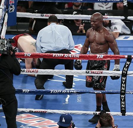 　９回、リオスからダウンを奪ったブラッドリー＝トーマス＆マックセンター（撮影・大橋小太郎）