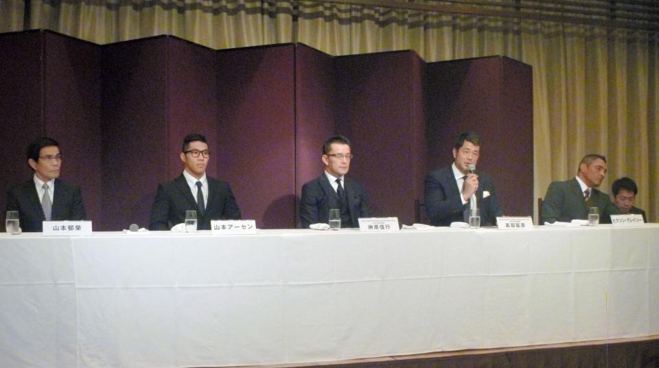 都内で会見したＲＩＺＩＮ。中央は榊原信行実行委員長、右から２人目は高田延彦統括本部長