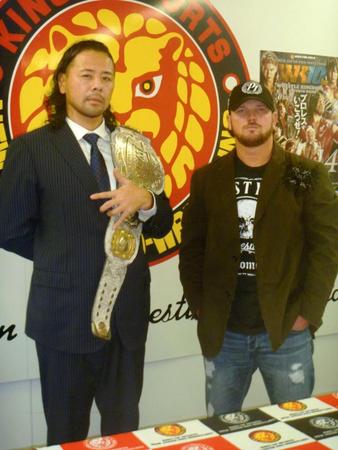 １・４東京ドームでのシングル初対決が決まった中邑真輔（左）とＡＪスタイルズ