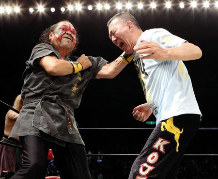 小鹿（右）を攻めるカブキ＝両国国技館