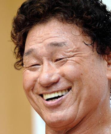 試合後の会見で笑顔を見せる天龍源一郎（撮影・佐々木彰尚）