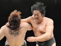 齋藤（左）にリキラリアットを浴びせる長州＝両国国技館（撮影・佐々木彰尚）
