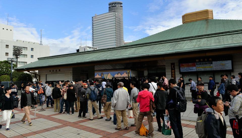 天龍源一郎の引退試合に駆けつけたファン＝両国国技館（撮影・佐々木彰尚）