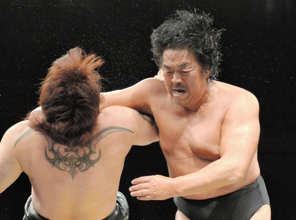 齋藤（左）にリキラリアットを浴びせる長州＝両国国技館（撮影・佐々木彰尚）