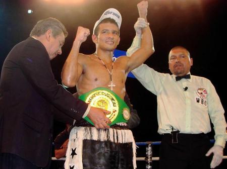 内山の相手は２４歳と若いフローレス