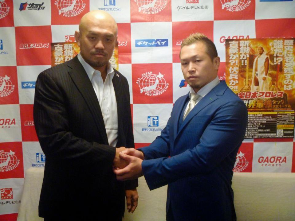 全日本退団を発表した鈴木鼓太郎（右）と会見に同席した秋山準社長