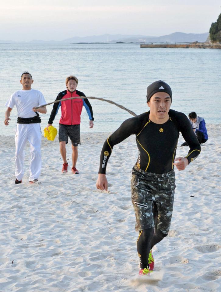 タックルロープを付けて、砂浜ダッシュをする井岡一翔