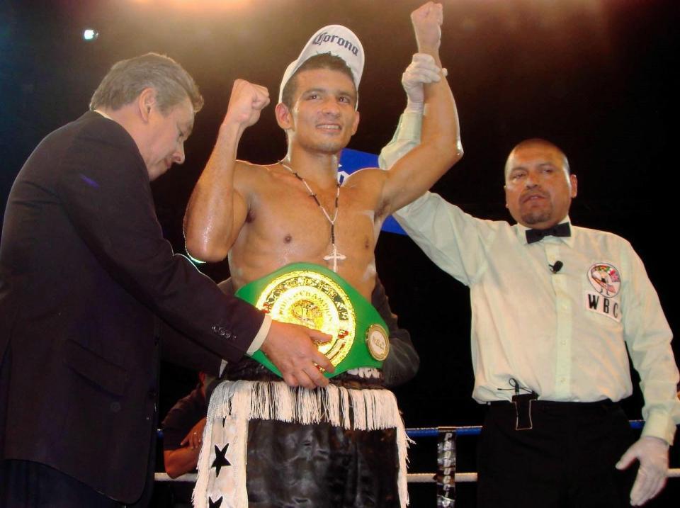 内山の相手は２４歳と若いフローレス