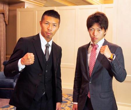 　ポーズをとる、ボクシングの内山高志（左）と田口良一