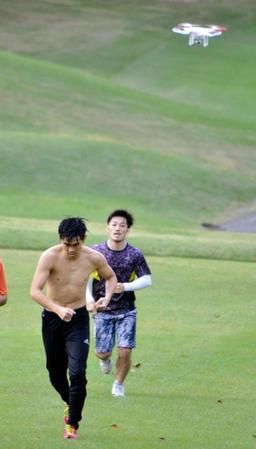 ドローン（上空）に密着マークされながら、ゴルフ場のコースを駆け上がる一翔（右から２人目）ら