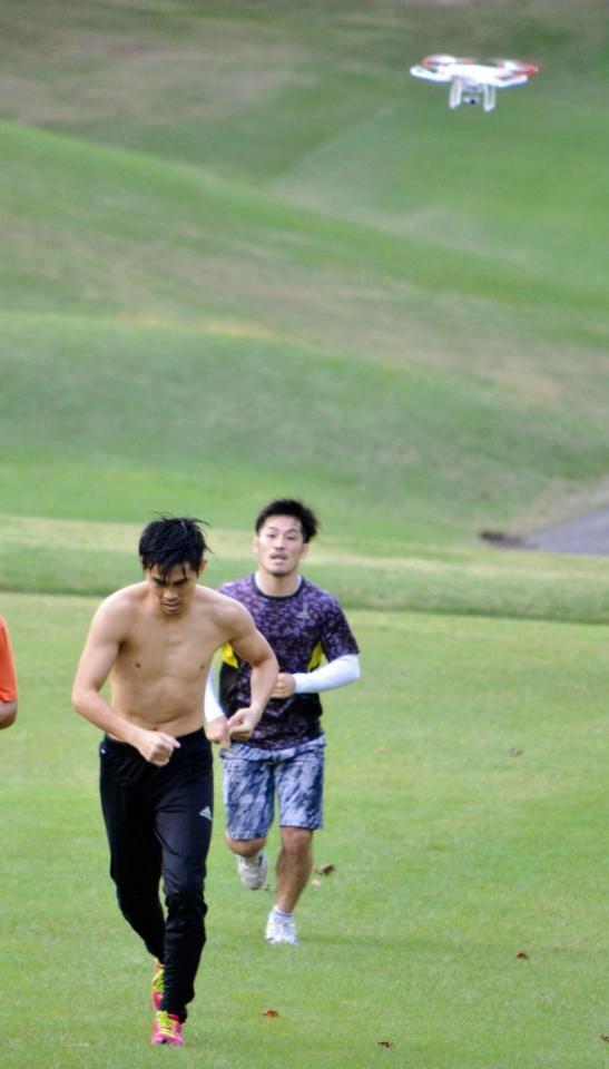 ドローン（上空）に密着マークされながら、ゴルフ場のコースを駆け上がる一翔（右から２人目）ら