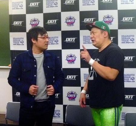 デビュー戦で吉本興業の看板を背負ってＲＧと組み、スーパー・ササダンゴ・マシン（右）と対戦する山里亮太